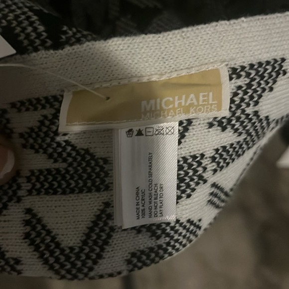 MICHAEL KORS LOGO REVERSIBLE SCARF WRAP - Picture 4 of 5